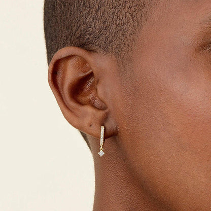 Pendiente Huggies con Zirconita chapado en oro