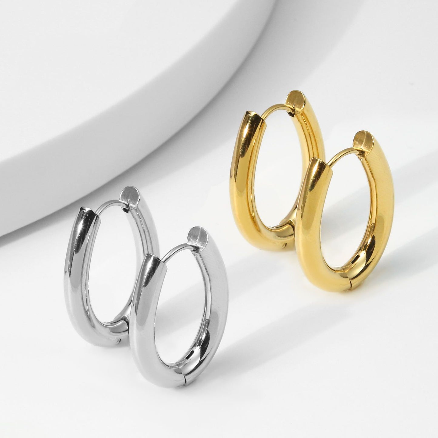 Pendiente Acero Inoxidable con Acabado en Baño Oro o Plata.  Aro con Pasador Huggie