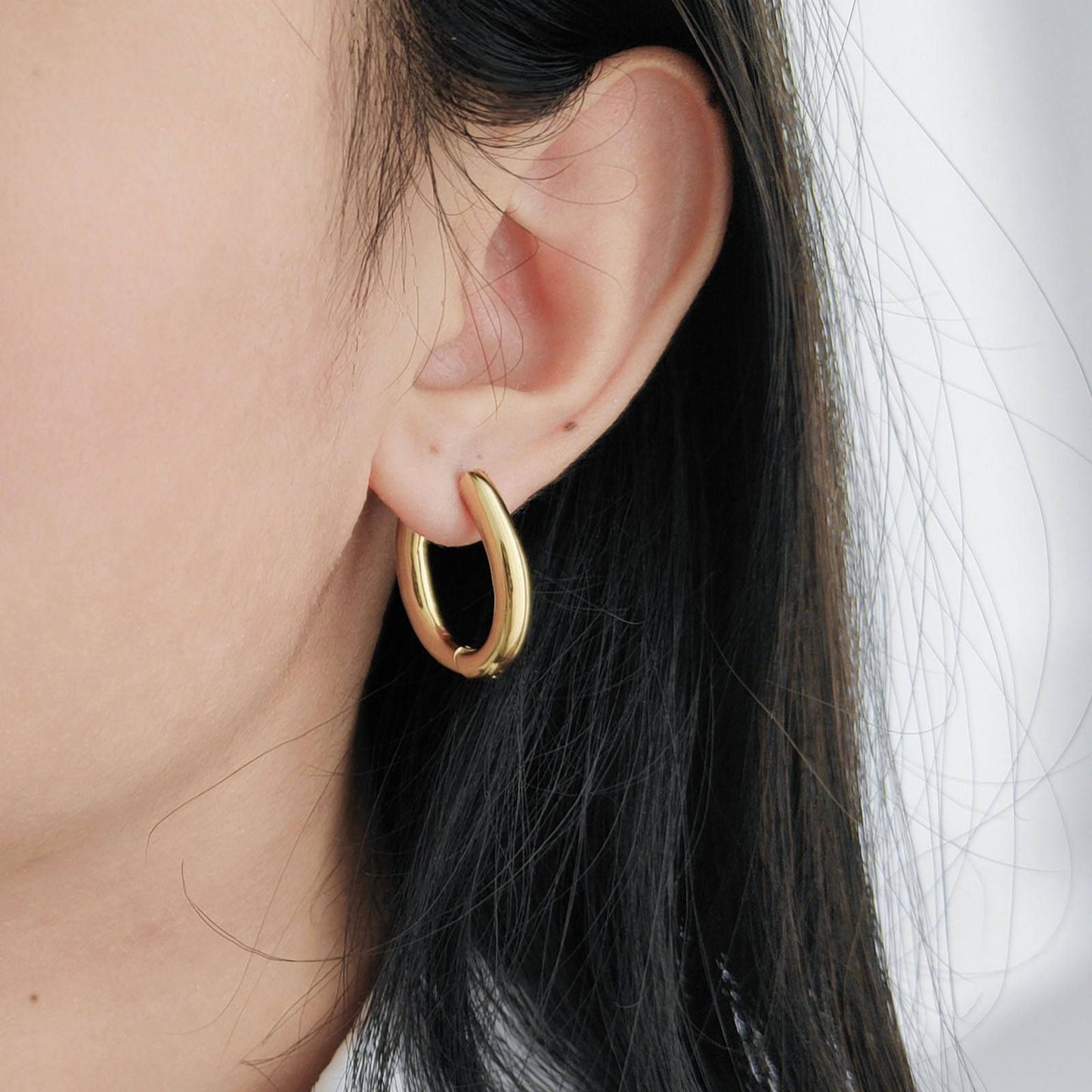 Pendiente Acero Inoxidable con Acabado en Baño Oro o Plata.  Aro con Pasador Huggie